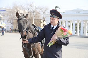 В Севастополе полицейские кавалеристы вместе с Общественным советом при УМВД поздравили женщин с 8 Марта