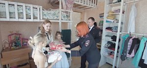 В Севастополе полицейские поздравили подшефные семьи с Международным женским днём