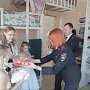 В Севастополе полицейские поздравили подшефные семьи с Международным женским днём