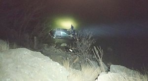 Автомобиль с двумя людьми сорвался с обрыва в Симферопольское водохранилище