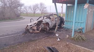 Автомобиль сгорел в Керчи после столкновения с остановкой