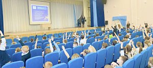 В Севастополе сотрудники Госавтоинспекции организовали для более пятисот учащихся образовательного центра обучающий курс по Правилам дорожного движения