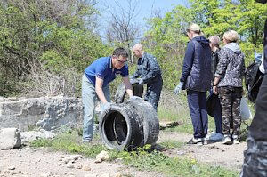 Севастопольские полицейские провели экологический субботник на мысе Фиолент