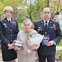 В Севастополе полицейские вручили паспорта Российской Федерации двум пожилым уроженкам Украины