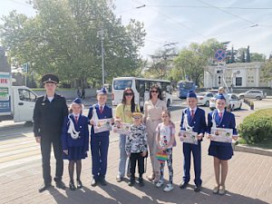 Сотрудники Госавтоинспекции Севастополя и юные инспекторы движения провели профилактическую акцию «ЮИД за безопасность пешеходов»