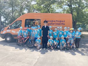 Сотрудники Госавтоинспекции Севастополя проводят «ликбезы» по ПДД со школьниками