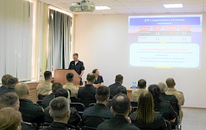 Сотрудники Госавтоинспекции Севастополя провели для военнослужащих профилактическую беседу по соблюдению правил дорожного движения