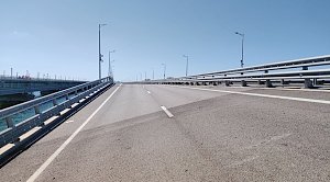 Движение машин по Крымскому мосту запущено по одной полосе в реверсивном режиме