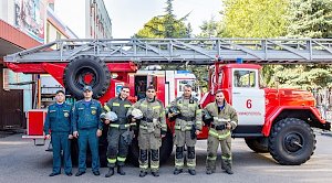 Огнеборцы спасли 8 человек при возгорании в симферопольской многоэтажке