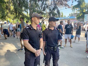 Севастопольские полицейские обеспечили охрану общественного порядка в ходе подготовки и проведения футбольного матча между командами ФК «Севастополь» и «Биолог-Новокубанск»