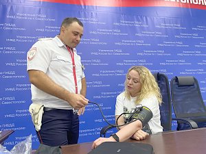 Сотрудники Госавтоинспекции Севастополя продолжают изучать методику оказания первой помощи пострадавшим в ДТП