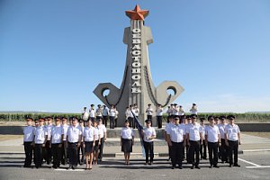 Севастопольские полицейские приняли у коллег из Крыма флаг 100-летия образования службы участковых уполномоченных полиции