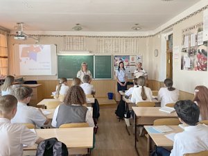 Полицейские Севастополя провели антинаркотическую беседу со старшеклассниками