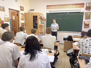 В Севастополе сотрудники полицейского наркоконтроля провели профилактическую беседу со старшеклассниками