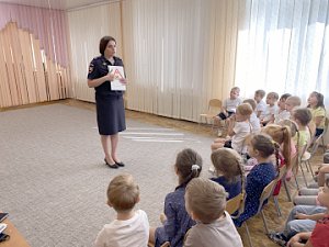 Сотрудники Госавтоинспекции Севастополя продолжают проведение «ликбезов» по дорожной безопасности для воспитанников детских садов