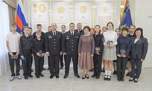 Начальник УМВД России по г. Севастополю полковник полиции Сергей Сигунов вручил паспорта граждан Российской Федерации кадетам ОВД и школьникам