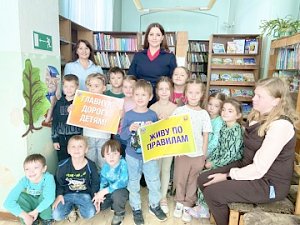Сотрудники Госавтоинспекции Севастополя используют пространство детских библиотек для проведения учебных тренингов по ПДД