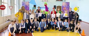 Сотрудники Госавтоинспекции Севастополя вместе с театральной студией организовали для более чем 1000 детей представление по ПДД
