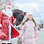 В Севастополе полицейский Дед Мороз и Снегурочка на лошадях приехали поздравить всех горожан с наступающим Новым годом