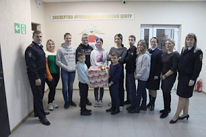 В преддверии новогодних праздников севастопольские полицейские организовали для подшефных детей экскурсию в экспертно-криминалистический центр