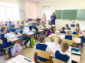 Автоинспекторы Госавтоинспекции Севастополя помогают школьникам составить зимний маршрут безопасности «Дом-школа-дом»