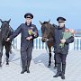 В Севастополе полицейские кинологи и кавалеристы вместе с представителями Общественного совета при УМВД поздравляют дам с наступающим Международным женским днём