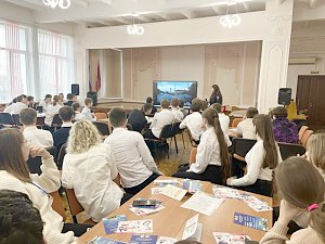 В Севастополе автоинспекторы рассказали старшеклассникам о правилах безопасного передвижения на двухколесном транспорте в промежуток времени школьных каникул
