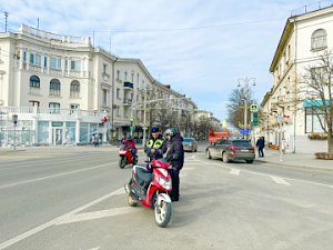 Сотрудники Госавтоинспекции Севастополя проводят профилактические беседы с водителями мототранспорта