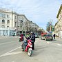 Сотрудники Госавтоинспекции Севастополя проводят профилактические беседы с водителями мототранспорта