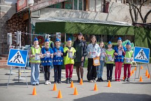 Сотрудники Госавтоинспекции Севастополя и педагоги комплекса «Лаборатория безопасности» организовали интерактивную площадку по изучению ПДД в детском парке