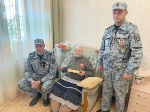 В преддверии Дня Победы севастопольские полицейские посетили вдову ветерана Великой Отечественной войны