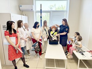 В рамках профилактического мероприятия «Внимание дети!» автоинспекторы Севастополя провели беседу в медицинском учреждении
