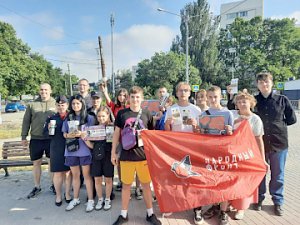 В Севастополе полицейские вместе с волонтёрами провели антинаркотическую акцию «Закрась опасность!»