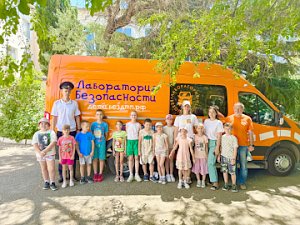 Сотрудники Госавтоинспекции Севастополя напомнили школьниам, как правильно вести себя на дорогах в рамках акции «Внимание дети!»
