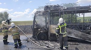 Автобус сгорел на трассе у Гвардейского под Симферополем