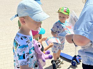 В Севастополе сотрудники Госавтоинспекции во время летних каникул напоминают юным пешеходам Правила дорожного движения