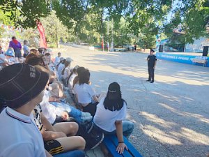 В Севастополе полицейские и общественники организовали для детей профилактическую беседу в рамках акции «Каникулы с Общественным советом»