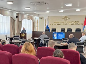 В Севастополе для полицейских в рамках государственно-правового информирования члены Российского Общества «Знание» организовали лекцию