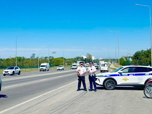 Госавтоинспекция Севастополя напоминает алгоритм действий водителей и пешеходов при приближении автомобиля с включенными проблесковыми маячками и специальным звуковым сигналом