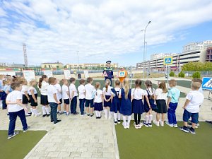 В Севастополе Госавтоинспекторы совместно с «Лабораторией безопасности» провели лекцию по ПДД для школьников