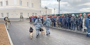 Севастопольские полицейские совместно с коллегами из УФСБ и Военного следственного управления СК России по ЧФ продолжают проводить рейдовые мероприятия, которые направлены на предупреждение нарушений в сфере миграционного законодательства