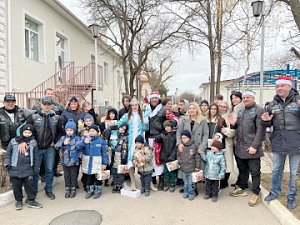 Госавтоинспекторы Севастополя совместно с мотоклубом организовали для воспитанников социального приюта новогодний праздник